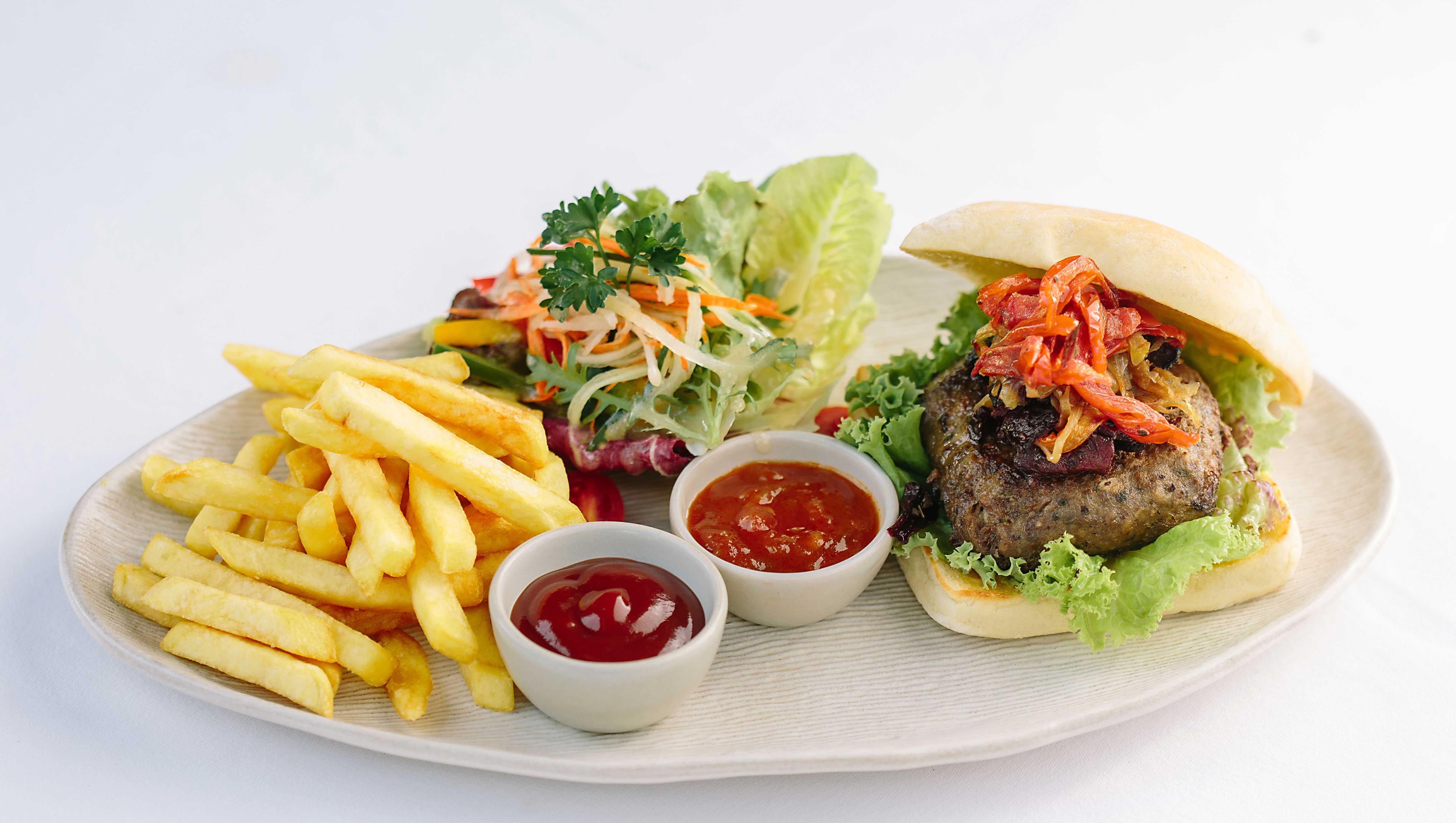 Tejaprana Resort & Spa Ουμπούντ Εξωτερικό φωτογραφία A hamburger with chips and salad