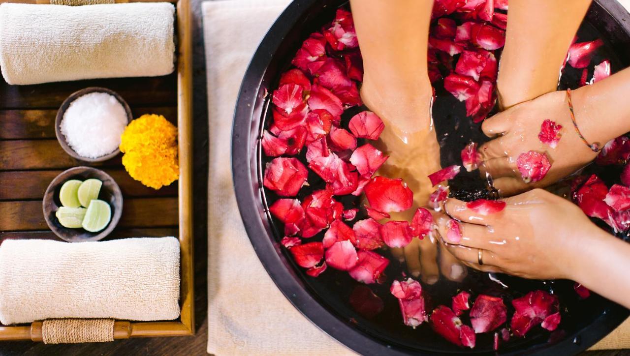 Tejaprana Resort & Spa Ουμπούντ Εξωτερικό φωτογραφία A woman's feet in a spa